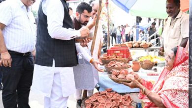 सड़क किनारे पसरे पर अचानक पहुंचे मुख्यमंत्री विष्णु देव साय, मीरा के पसरे से खरीदा ‘आशीर्वाद का दीया’