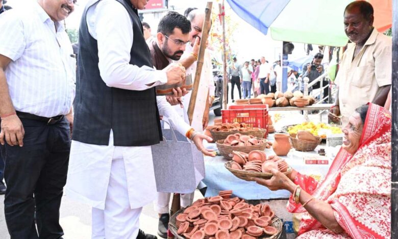 सड़क किनारे पसरे पर अचानक पहुंचे मुख्यमंत्री विष्णु देव साय, मीरा के पसरे से खरीदा ‘आशीर्वाद का दीया’ सड़क किनारे पसरे पर अचानक पहुंचे मुख्यमंत्री विष्णु देव साय, मीरा के पसरे से खरीदा ‘आशीर्वाद का दीया’