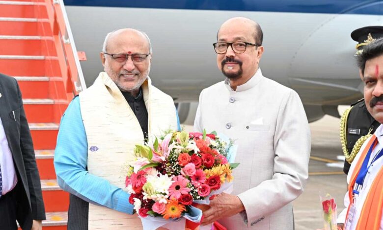 राज्यपाल डेका ने उपराष्ट्रपति श्री राधाकृष्णन का किया आत्मीय स्वागत राज्यपाल डेका ने उपराष्ट्रपति श्री राधाकृष्णन का किया आत्मीय स्वागत
