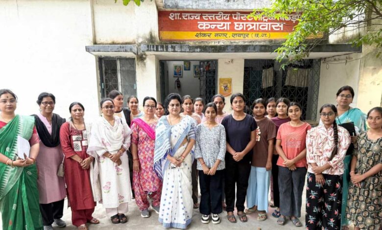 राज्य महिला आयोग की अध्यक्ष डॉ. ममता साहू ने किया कन्या छात्रावास का औचक निरीक्षण राज्य महिला आयोग की अध्यक्ष डॉ. ममता साहू ने किया कन्या छात्रावास का औचक निरीक्षण