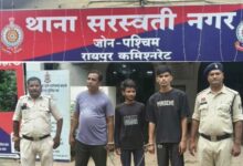 “नशे के सौदागरों पर सरस्वती नगर पुलिस का बड़ा प्रहार – 900 नशीली टैबलेट व 77 शीशी प्रतिबंधित सिरप के साथ 03 आरोपी गिरफ्तार”