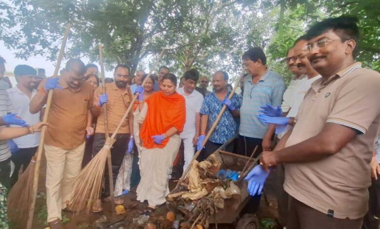सेवा संकल्प अभियान के तहत बंधवा तालाब में स्वच्छता अभियान एवं वृक्षारोपण सेवा संकल्प अभियान के तहत बंधवा तालाब में स्वच्छता अभियान एवं वृक्षारोपण