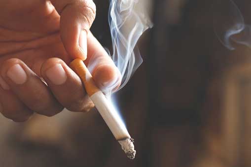 सिगरेट खरीदना हुआ महंगा, नए MRP वाले पैकेट बाजार में सिगरेट खरीदना हुआ महंगा, नए MRP वाले पैकेट बाजार में