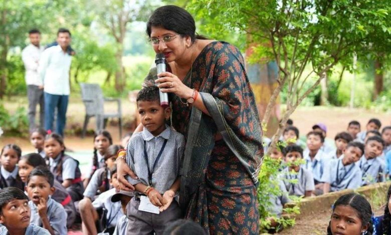 कवर्धा के बैगा अंचल में डॉ. वर्णिका शर्मा ने लगाई बाल चौपाल 2.0, बच्चों से सीधे संवाद कर जानी समस्याएं कवर्धा के बैगा अंचल में डॉ. वर्णिका शर्मा ने लगाई बाल चौपाल 2.0, बच्चों से सीधे संवाद कर जानी समस्याएं