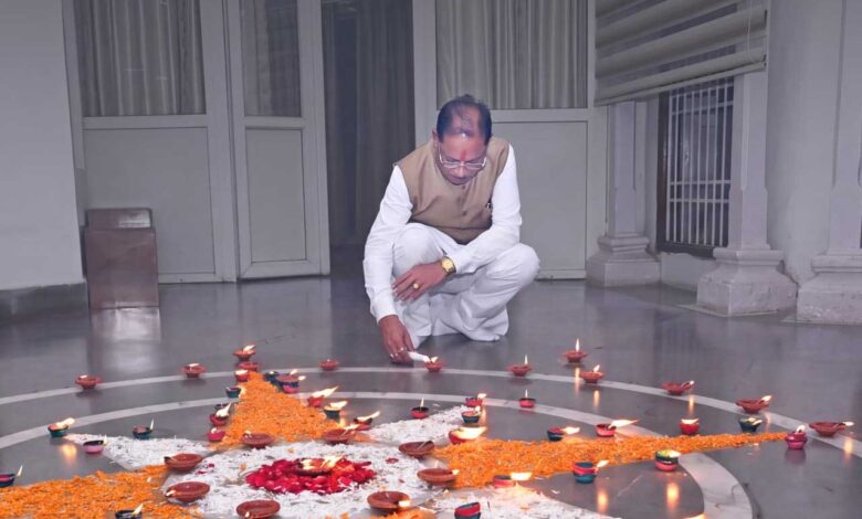 प्रधानमंत्री श्री नरेंद्र मोदी के जन्मदिवस पर मुख्यमंत्री श्री विष्णु देव साय ने अपने निवास पर जलाया ‘आशीर्वाद का दीया’ प्रधानमंत्री श्री नरेंद्र मोदी के जन्मदिवस पर मुख्यमंत्री श्री विष्णु देव साय ने अपने निवास पर जलाया ‘आशीर्वाद का दीया’