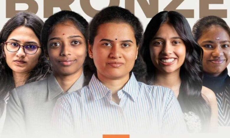शतरंज की बिसात पर भारत का डबल धमाका, ओपन में रजत और महिला वर्ग में कांस्य पदक शतरंज की बिसात पर भारत का डबल धमाका, ओपन में रजत और महिला वर्ग में कांस्य पदक
