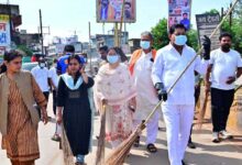 मंत्री दयाल दास बघेल ने झाड़ू थामकर दिया स्वच्छता का संदेश, बेमेतरा में सेवा संकल्प अभियान के तहत चला जिला स्तरीय स्वच्छता अभियान
