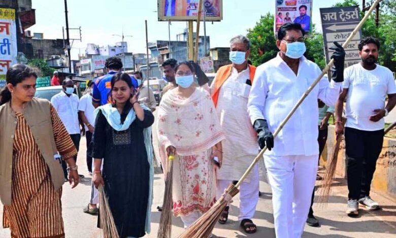 मंत्री दयाल दास बघेल ने झाड़ू थामकर दिया स्वच्छता का संदेश, बेमेतरा में सेवा संकल्प अभियान के तहत चला जिला स्तरीय स्वच्छता अभियान मंत्री दयाल दास बघेल ने झाड़ू थामकर दिया स्वच्छता का संदेश, बेमेतरा में सेवा संकल्प अभियान के तहत चला जिला स्तरीय स्वच्छता अभियान