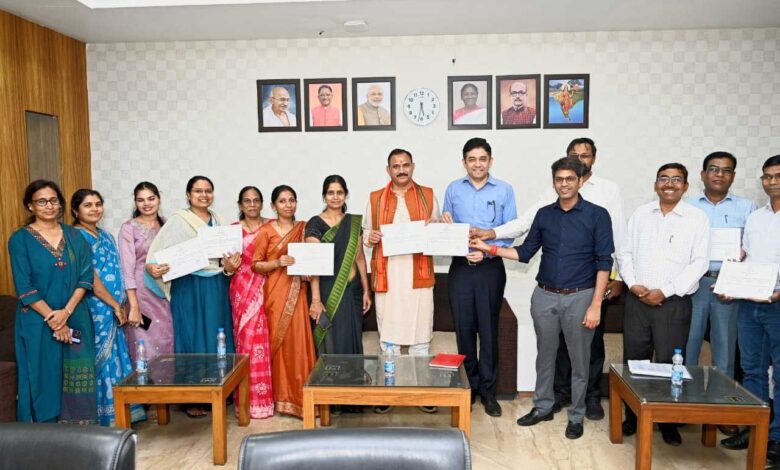 स्वास्थ्य विभाग की ई-ऑफिस संचालन में उल्लेखनीय उपलब्धि स्वास्थ्य विभाग की ई-ऑफिस संचालन में उल्लेखनीय उपलब्धि