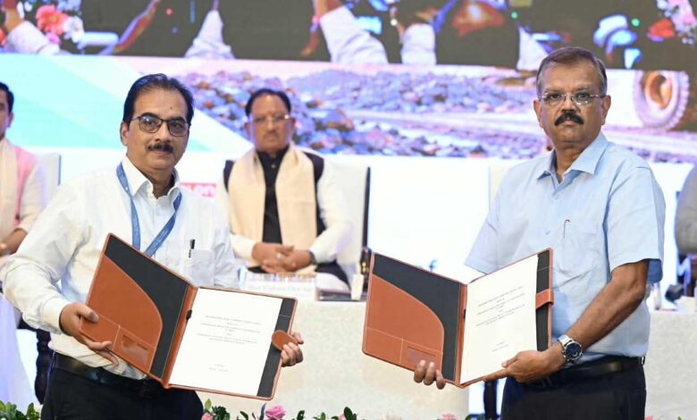 मुख्यमंत्री की मौजूदगी में पंडित रविशंकर शुक्ल विश्वविद्यालय और सीएमडीसी के मध्य हुआ महत्वपूर्ण समझौता
