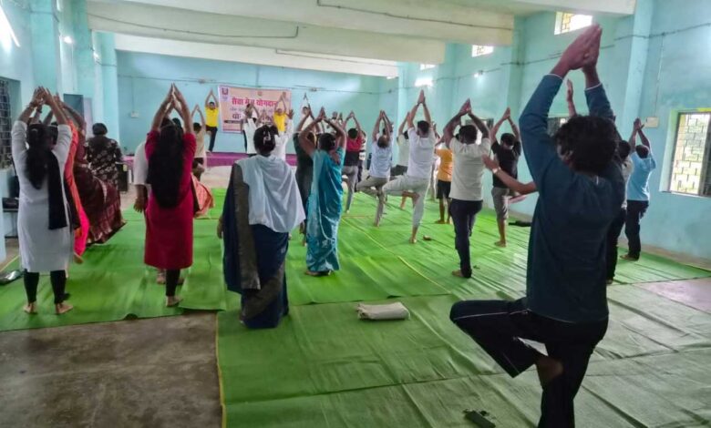 सेवा मेरा योगदान : जशपुर में योग से स्वस्थ जीवन का संदेश, सभी विकासखंडों और नगरीय निकायों में लगे योग-ध्यान शिविर सेवा मेरा योगदान : जशपुर में योग से स्वस्थ जीवन का संदेश, सभी विकासखंडों और नगरीय निकायों में लगे योग-ध्यान शिविर