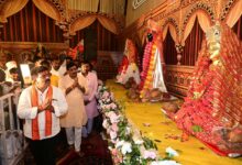 देवी पंडाल बने जनसमस्या निवारण के केंद्र, उप मुख्यमंत्री श्री विजय शर्मा ने मां दुर्गा के चरणों में बैठकर सुनीं ग्रामीणों की समस्याएं