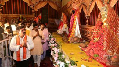 देवी पंडाल बने जनसमस्या निवारण के केंद्र, उप मुख्यमंत्री श्री विजय शर्मा ने मां दुर्गा के चरणों में बैठकर सुनीं ग्रामीणों की समस्याएं