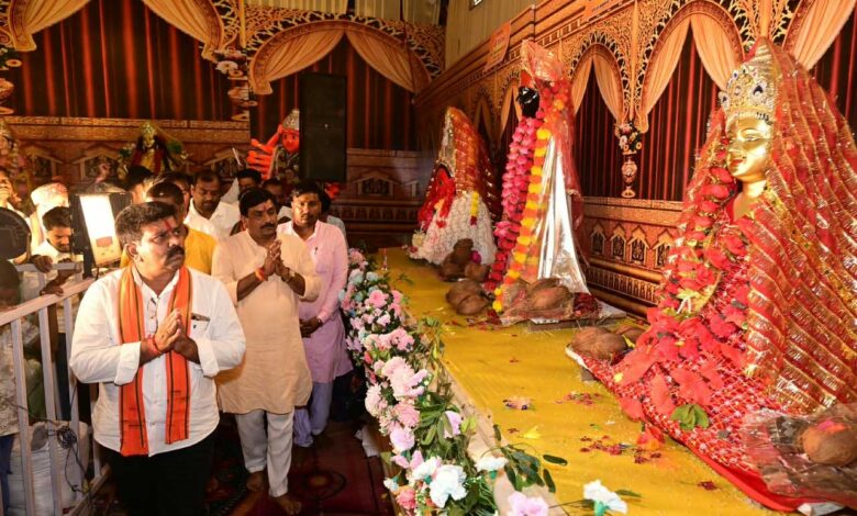 देवी पंडाल बने जनसमस्या निवारण के केंद्र, उप मुख्यमंत्री श्री विजय शर्मा ने मां दुर्गा के चरणों में बैठकर सुनीं ग्रामीणों की समस्याएं