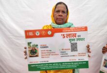 सेवा की कहानी : सेवा संकल्प अभियान से रामाबाई को मिली स्वास्थ्य सुरक्षा की सौगात, स्वास्थ्य मंत्री ने सौंपा आयुष्मान कार्ड