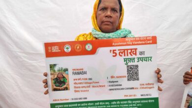 सेवा की कहानी : सेवा संकल्प अभियान से रामाबाई को मिली स्वास्थ्य सुरक्षा की सौगात, स्वास्थ्य मंत्री ने सौंपा आयुष्मान कार्ड सेवा की कहानी : सेवा संकल्प अभियान से रामाबाई को मिली स्वास्थ्य सुरक्षा की सौगात, स्वास्थ्य मंत्री ने सौंपा आयुष्मान कार्ड