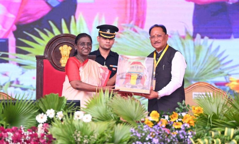 राष्ट्रपति श्रीमती द्रौपदी मुर्मु ने बस्तर दशहरा की अनूठी परंपराओं और जनजातीय संस्कृति की सराहना की राष्ट्रपति श्रीमती द्रौपदी मुर्मु ने बस्तर दशहरा की अनूठी परंपराओं और जनजातीय संस्कृति की सराहना की