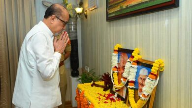 राज्यपाल श्री रमेन डेका ने महात्मा गांधी एवं लाल बहादुर शास्त्री को श्रद्धा सुमन अर्पित किए