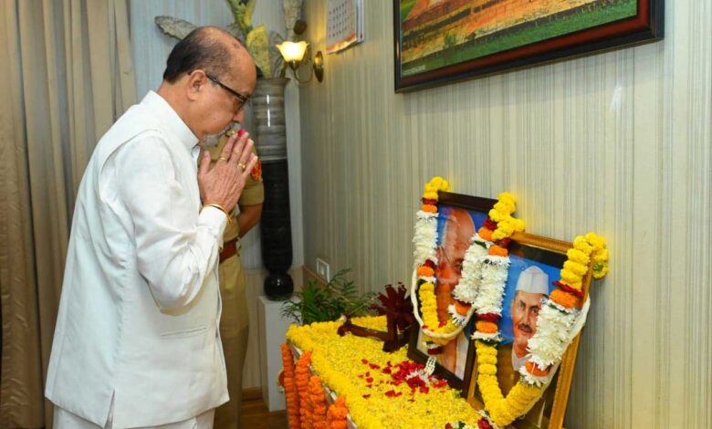 राज्यपाल श्री रमेन डेका ने महात्मा गांधी एवं लाल बहादुर शास्त्री को श्रद्धा सुमन अर्पित किए