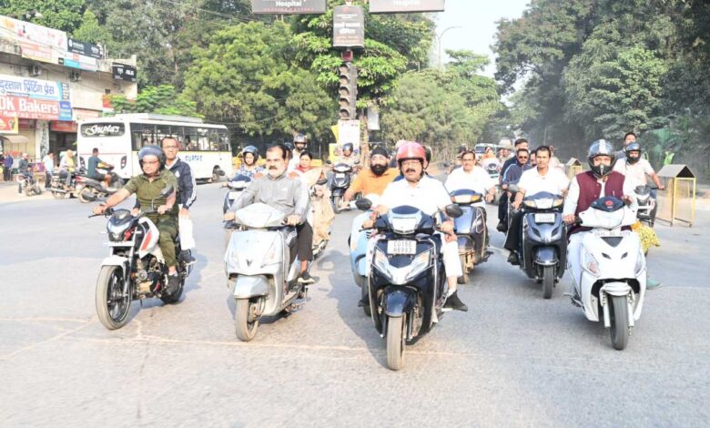 उप मुख्यमंत्री श्री अरुण साव निकले स्कूटी पर, शहर भ्रमण कर सफाई और निर्माण कार्यों का किया निरीक्षण उप मुख्यमंत्री श्री अरुण साव निकले स्कूटी पर, शहर भ्रमण कर सफाई और निर्माण कार्यों का किया निरीक्षण