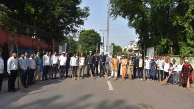 राज्यपाल श्री डेका ने गांधी जयंती पर की साफ-सफाई