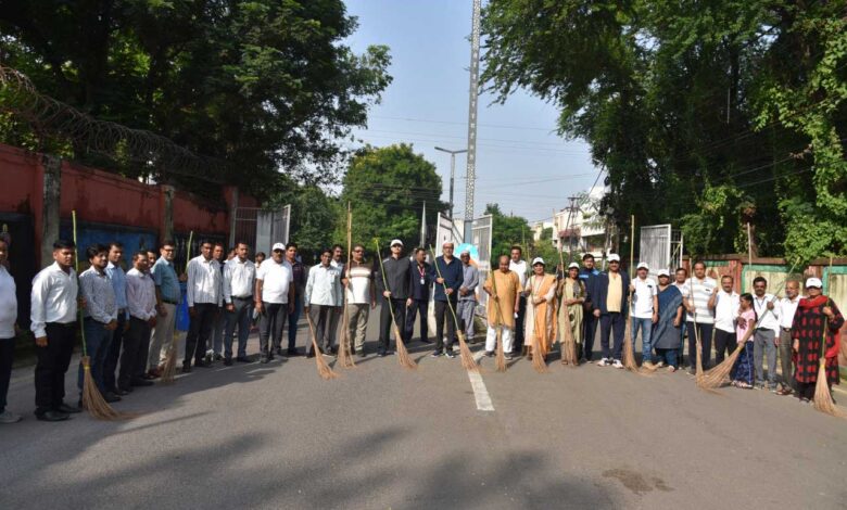 राज्यपाल श्री डेका ने गांधी जयंती पर की साफ-सफाई