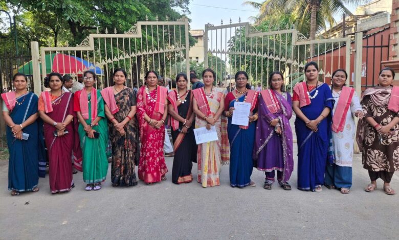 कुवाँर नवरात में सुवा नृत्य एवं छत्तीसगढ़ी लोक परंपराओं को बढ़ावा देने की मांग, DJ बजाकर फूहड़ गरबा आयोजन पर प्रतिबंध लगाने कलेक्टर को ज्ञापन कुवाँर नवरात में सुवा नृत्य एवं छत्तीसगढ़ी लोक परंपराओं को बढ़ावा देने की मांग, DJ बजाकर फूहड़ गरबा आयोजन पर प्रतिबंध लगाने कलेक्टर को ज्ञापन