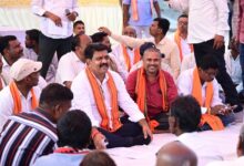 ग्रामीणों के बीच जमीन पर बैठकर उप मुख्यमंत्री ने किया आत्मीय संवाद, 74.80 लाख रुपए के विकास कार्यों की दी सौगात ग्रामीणों के बीच जमीन पर बैठकर उप मुख्यमंत्री ने किया आत्मीय संवाद, 74.80 लाख रुपए के विकास कार्यों की दी सौगात