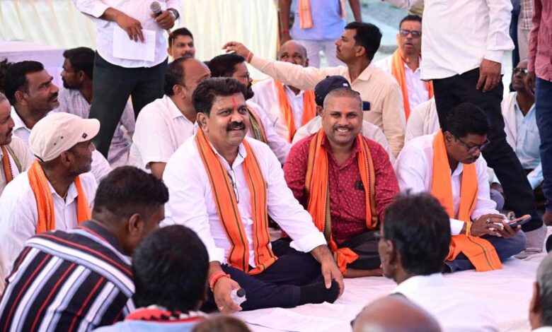 ग्रामीणों के बीच जमीन पर बैठकर उप मुख्यमंत्री ने किया आत्मीय संवाद, 74.80 लाख रुपए के विकास कार्यों की दी सौगात ग्रामीणों के बीच जमीन पर बैठकर उप मुख्यमंत्री ने किया आत्मीय संवाद, 74.80 लाख रुपए के विकास कार्यों की दी सौगात