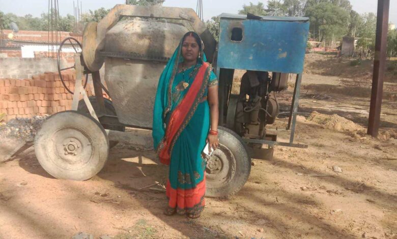 सेवा की कहानी : सेंट्रिंग प्लेट, टेंट हाउस, ट्रैक्टर एवं मिक्सर मशीन का संचालन कर रहीं हैं सुमित्रा