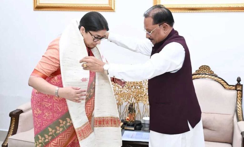दो दिवसीय छत्तीसगढ़ दौरे पर स्मृति ईरानी, मुख्यमंत्री विष्णुदेव साय से की शिष्टाचार मुलाकात दो दिवसीय छत्तीसगढ़ दौरे पर स्मृति ईरानी, मुख्यमंत्री विष्णुदेव साय से की शिष्टाचार मुलाकात