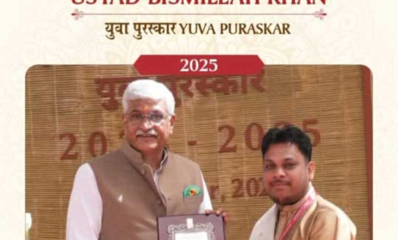 छत्तीसगढ़ की कला प्रतिभाओं ने राष्ट्रीय मंच पर लहराया परचम, केंद्रीय मंत्री श्री गजेन्द्र सिंह शेखावत ने जशपुर के डॉ. आनन्द पाण्डेय और सारंगढ़ के श्री घनश्याम साहू को किया सम्मानित