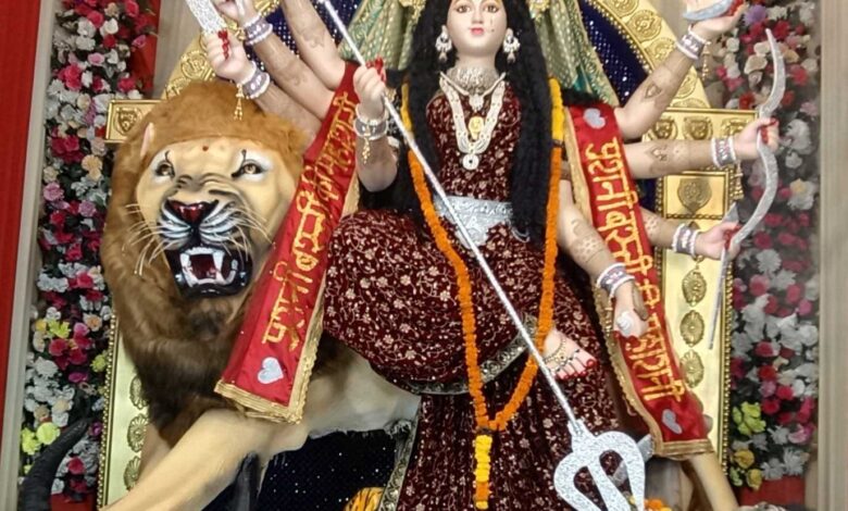 1972 से महिषासुर मर्दिनी स्वरूप में विराज रहीं मां दुर्गा, तीसरी पीढ़ी के युवा संभाल रहे महोत्सव की परंपरा 1972 से महिषासुर मर्दिनी स्वरूप में विराज रहीं मां दुर्गा, तीसरी पीढ़ी के युवा संभाल रहे महोत्सव की परंपरा