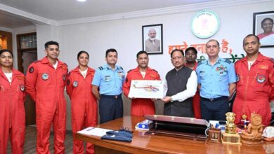 मुख्यमंत्री श्री विष्णु देव साय से भारतीय वायु सेना की सारंग हेलीकॉप्टर डिस्प्ले टीम ने की सौजन्य मुलाकात मुख्यमंत्री श्री विष्णु देव साय से भारतीय वायु सेना की सारंग हेलीकॉप्टर डिस्प्ले टीम ने की सौजन्य मुलाकात