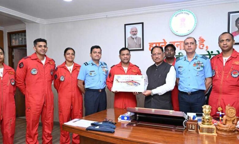 मुख्यमंत्री श्री विष्णु देव साय से भारतीय वायु सेना की सारंग हेलीकॉप्टर डिस्प्ले टीम ने की सौजन्य मुलाकात