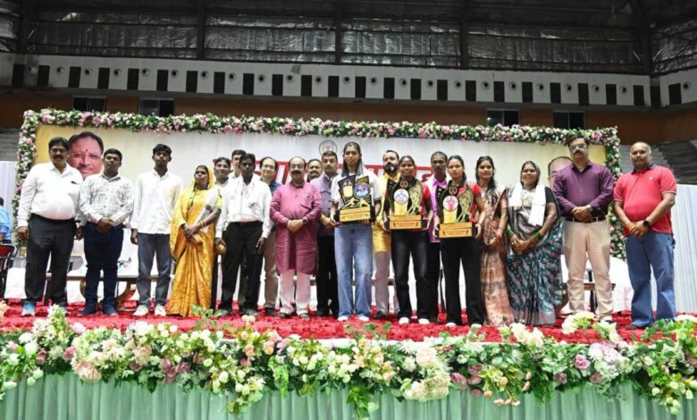 उप मुख्यमंत्री श्री अरुण साव ने बहतराई खेल अकादमी के अंतरराष्ट्रीय पदक विजेता खिलाड़ियों का किया सम्मान, बढ़ाया हौसला